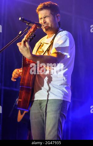 Calafell, Spanien. Juni 2021. Jose Muñoz tritt während des Calafell Beach Festivals auf. Die spanische Musikgruppe Estopa, bestehend aus den Brüdern David Muñoz (Stimme) und Jose Muñoz (Stimme und Gitarre) Spielen Sie vor 1500 Personen beim Calafell Beach Festival in einem der ersten massiven Konzerte nach dem Ende des Alarmzustands für die Covid- 19 mit einem Publikum, das Gesichtsmasken trägt und auf Stühlen sitzt und am Eingang des Veranstaltungsortes Körpertemperaturkontrollen durchführt. Kredit: SOPA Images Limited/Alamy Live Nachrichten Stockfoto