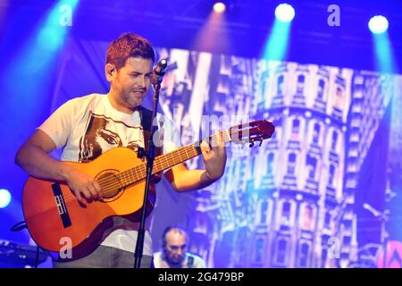 Jose Muñoz tritt während des Calafell Beach Festivals auf. Die spanische Musikgruppe Estopa, bestehend aus den Brüdern David Muñoz (Stimme) und Jose Muñoz (Stimme und Gitarre) Spielen Sie vor 1500 Personen beim Calafell Beach Festival in einem der ersten massiven Konzerte nach dem Ende des Alarmzustands für die Covid- 19 mit einem Publikum, das Gesichtsmasken trägt und auf Stühlen sitzt und am Eingang des Veranstaltungsortes Körpertemperaturkontrollen durchführt. (Foto von Ramon Costa / SOPA Images/Sipa USA)