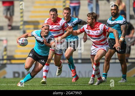 Leigh, Großbritannien. Juni 2021. Danny Houghton (9) vom Hull FC bricht am 6/19/2021 in Leigh, Großbritannien, mit dem Ball. (Foto von Craig Thomas/News Images/Sipa USA) Quelle: SIPA USA/Alamy Live News Stockfoto