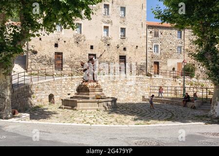 Der Dorfplatz von Ghisoni mit seinem Brunnen und der Neptunstatue. Korsika, Frankreich Stockfoto