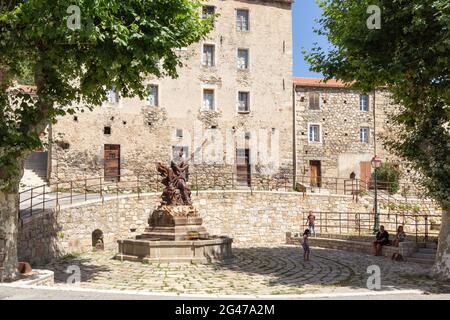 Der Dorfplatz von Ghisoni mit seinem Brunnen und der Neptunstatue. Korsika, Frankreich Stockfoto