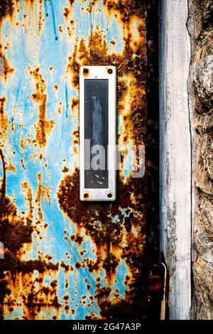 Alter rostiger Briefkasten an der Metalltür Stockfoto