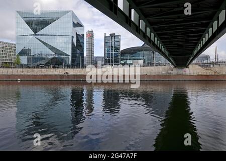 Gustav Heinemann Brücke vor dem Hauptbahnhof mit dem Cube Berlin am Washingtonplatz Stockfoto