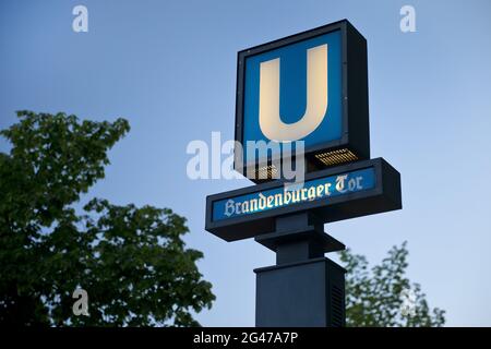 Schild U-Bahn-Station Brandenburger Tor am Abend, Berlin, Deutschland, Europa Stockfoto