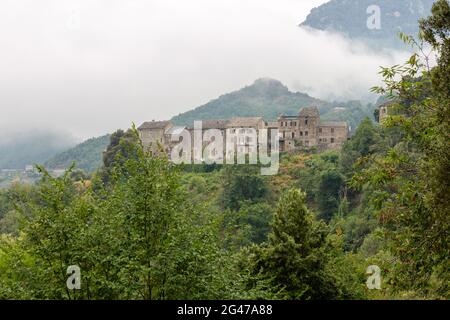 Kleines korsisches Bergdorf, das im Sommernebel verloren ging. Region Castagniccia. Stockfoto