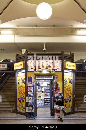 Kiosk im S-Bahnhof Hackescher Markt, Berlin, Deutschland, Europa Stockfoto