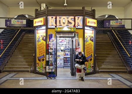 Kiosk im S-Bahnhof Hackescher Markt, Berlin, Deutschland, Europa Stockfoto