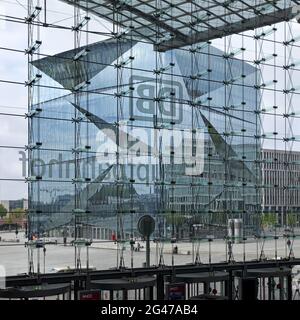 Cube Berlin durch die Glasfassade des Hauptbahnhofs gesehen, Berlin, Deutschland, Europa Stockfoto