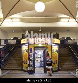 Kiosk im S-Bahnhof Hackescher Markt, Berlin, Deutschland, Europa Stockfoto