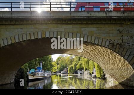 Landwehrkanal untere Schleuse mit Viadukt und Regionalzug, Tiergarten, Mitte, Berlin, Deutschland, Europa Stockfoto