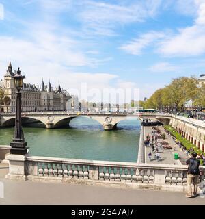 Paris / Frankreich - April 06 2019: Stadtbild von Paris und Saint-Michel Brücke über die seine. Ein Tourist fotografiert eine schöne Stockfoto