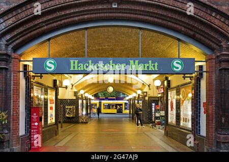 Eingang zur S-Bahn-Station Hackescher Markt, Berlin, Deutschland, Europa Stockfoto