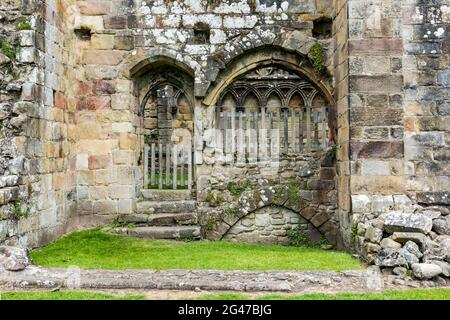 Editorial : Mauerabschnitt in Bolton Abbey, Yorkshire, England. Konzentrieren Sie sich auf die Bögen Stockfoto