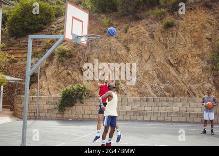 Basketballspieler, die auf dem Basketballplatz spielen Stockfoto