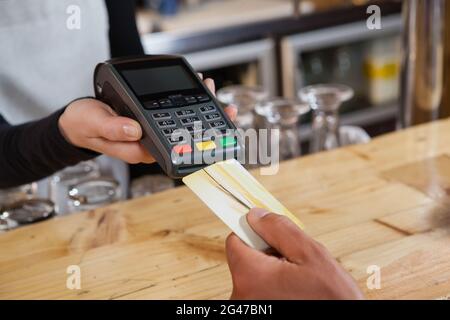 Zugeschnittenes Bild der Person, die die Zahlung macht Stockfoto