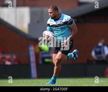 Leigh, Großbritannien. Juni 2021. Chris Satae (10) vom Hull FC bricht am 6/19/2021 in Leigh, Großbritannien, mit dem Ball. (Foto von Craig Thomas/News Images/Sipa USA) Quelle: SIPA USA/Alamy Live News Stockfoto