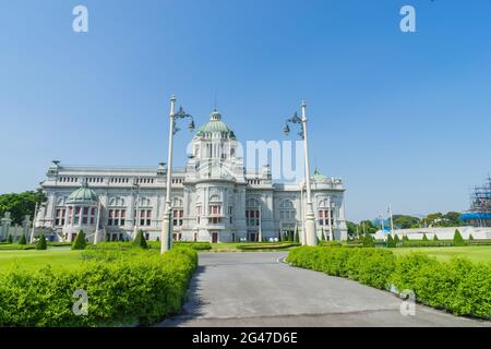 Vorderansicht der Thronhalle von Ananda Samakhom unter blauem Himmel Stockfoto