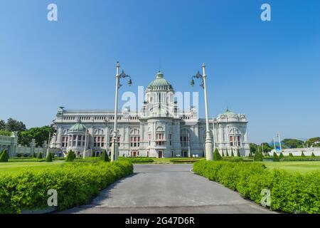 Vorderansicht der Thronhalle von Ananda Samakhom unter blauem Himmel Stockfoto