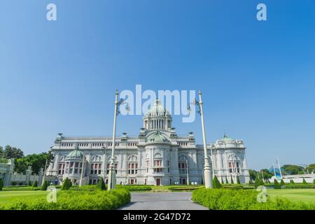 Vorderansicht der Thronhalle von Ananda Samakhom unter blauem Himmel Stockfoto