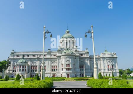 Vorderansicht der Thronhalle von Ananda Samakhom unter blauem Himmel Stockfoto