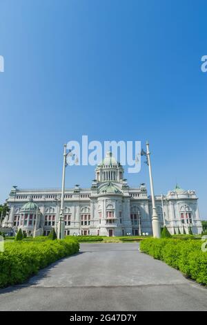 Vorderansicht der Thronhalle von Ananda Samakhom unter blauem Himmel Stockfoto