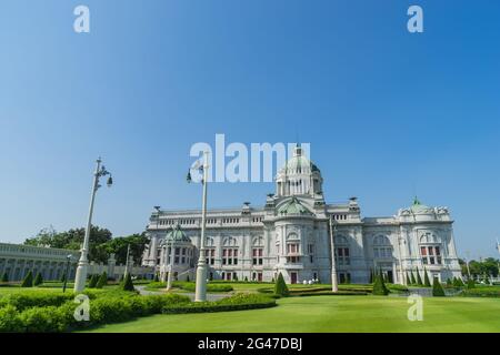 Vorderansicht der Thronhalle von Ananda Samakhom unter blauem Himmel Stockfoto