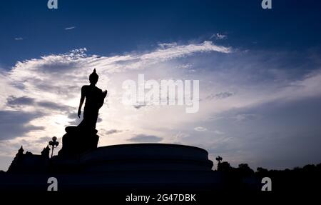 Grand Walking buddha Bronzestatue ist die Hauptstatue in Phutthamonthon (buddhistische Provinz) in Nakornpathom, Thailand, in der Dämmerung Stockfoto