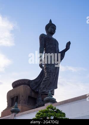 Grand Walking buddha Bronzestatue ist die Hauptstatue in Phutthamonthon (buddhistische Provinz) in Nakornpathom, Thailand, in der Dämmerung Stockfoto