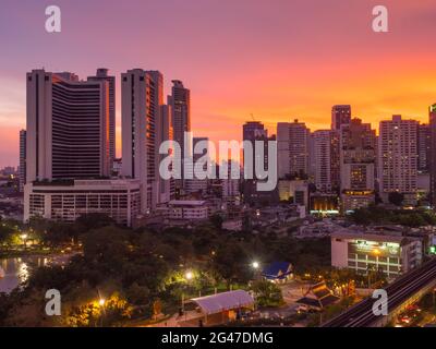 BANGKOK - MAI 2: Geschäftsgebäude entlang des Skytrain auf der Sukhumvit-Straße in Bangkok unter Sonnenuntergang Abendhimmel, Thailand, wurde am 2. Mai 2015 aufgenommen Stockfoto