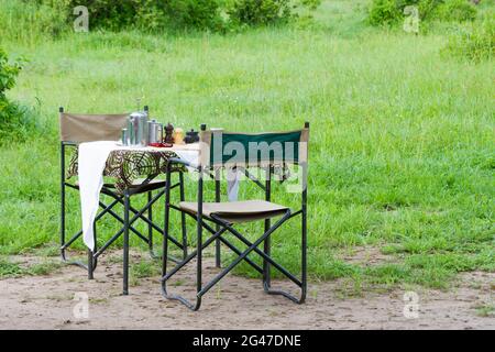 Tisch und zwei Sitzplätze im Grumeti Game Reserve in Serengeti, Tansania Stockfoto