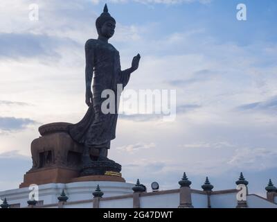 Grand Walking buddha Bronzestatue ist die Hauptstatue in Phutthamonthon (buddhistische Provinz) in Nakornpathom, Thailand, in der Dämmerung Stockfoto