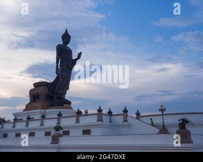 Grand Walking buddha Bronzestatue ist die Hauptstatue in Phutthamonthon (buddhistische Provinz) in Nakornpathom, Thailand, in der Dämmerung Stockfoto