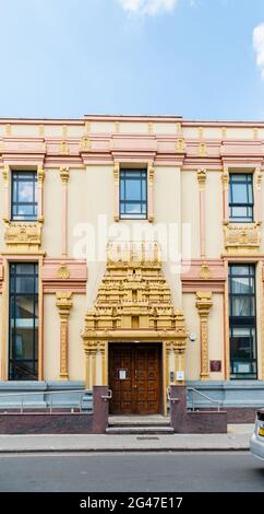 Eine Außenfassade des Sri Mahalakshmi HinduTemple wurde 1989 erbaut und am 2. Februar 1990 in Newham, London, eingeweiht Stockfoto