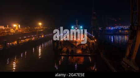 Nachtfoto die Remontova Werft mit Schiffen in Trockendocks. Polen, Danzig, Drohnenaufnahmen, Tageslicht. Stockfoto