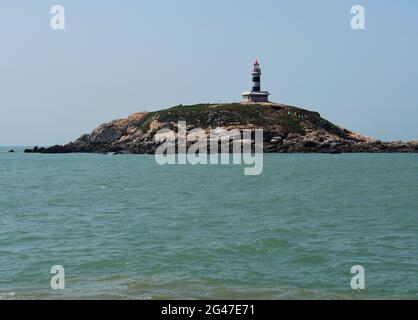 Quanzhou. Juni 2021. Das am 19. Juni 2021 aufgenommene Foto zeigt den Leuchtturm von Chidingyu in Quanzhou, südöstlich der Provinz Fujian in China. Der Leuchtturm Chidingyu, der sich am Wendepunkt der inneren Route auf der Westseite der Straße von Taiwan befindet, wurde am Samstag offiziell in Betrieb genommen. Es wird von grüner Energie angetrieben und deckt einen Lichtbereich von mehr als 15 Seemeilen ab. Der Leuchtturm ist mit modernen Navigationsgeräten ausgestattet, die den Bedürfnissen verschiedener Arten von Schiffen in und aus der Bucht von Quanzhou gerecht werden. Quelle: Wei Peiquan/Xinhua/Alamy Live News Stockfoto