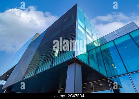 Kopenhagen, Dänemark-1. August 2020: Das BLOX-Gebäude, ein neues Prestigegebäude für Architektur und Design an Christians Brygge in Kopenhagen. (Beherbergt auch das Dänische Architekturzentrum) Stockfoto