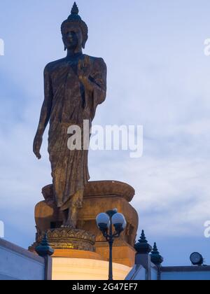 Grand Walking buddha Bronzestatue ist die Hauptstatue in Phutthamonthon (buddhistische Provinz) in Nakornpathom, Thailand, in der Dämmerung Stockfoto