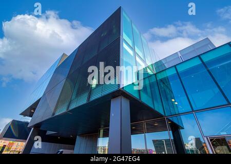 Kopenhagen, Dänemark-1. August 2020: Das BLOX-Gebäude, ein neues Prestigegebäude für Architektur und Design an Christians Brygge in Kopenhagen. (Beherbergt auch das Dänische Architekturzentrum) Stockfoto