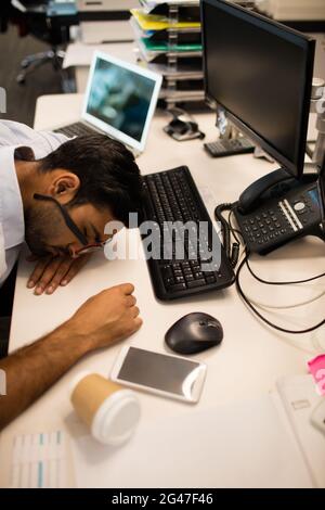 Müde, Geschäftsmann, schlafen im Büro Stockfoto