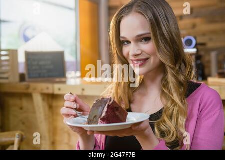 Porträt einer schönen Frau mit Gebäck Stockfoto