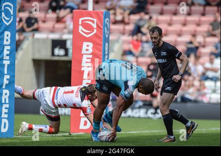 Leigh, England - 19. Juni 2021 - Tevita Satae (10) von Hull FC versucht es während der Rugby League Betfred Super League Leigh Centurions gegen Hull FC im Leigh Sports Village Stadium, Leigh, UK Dean Williams/Alamy Live News Stockfoto