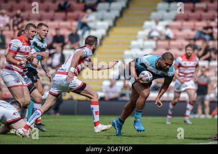 Leigh, England - 19. Juni 2021 - Tevita Satae (10) von Hull FC versucht es während der Rugby League Betfred Super League Leigh Centurions gegen Hull FC im Leigh Sports Village Stadium, Leigh, UK Dean Williams/Alamy Live News Stockfoto