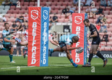 Leigh, England - 19. Juni 2021 - Tevita Satae (10) von Hull FC versucht es während der Rugby League Betfred Super League Leigh Centurions gegen Hull FC im Leigh Sports Village Stadium, Leigh, UK Dean Williams/Alamy Live News Stockfoto