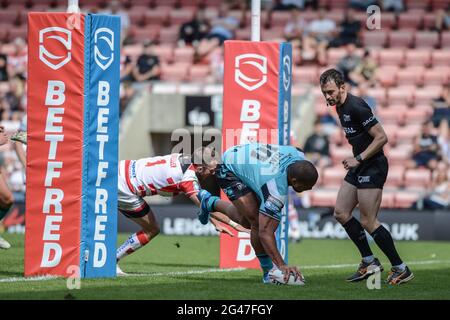 Leigh, England - 19. Juni 2021 - Tevita Satae (10) von Hull FC versucht es während der Rugby League Betfred Super League Leigh Centurions gegen Hull FC im Leigh Sports Village Stadium, Leigh, UK Dean Williams/Alamy Live News Stockfoto