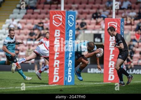 Leigh, England - 19. Juni 2021 - Tevita Satae (10) von Hull FC versucht es während der Rugby League Betfred Super League Leigh Centurions gegen Hull FC im Leigh Sports Village Stadium, Leigh, UK Dean Williams/Alamy Live News Stockfoto