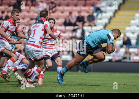 Leigh, England - 19. Juni 2021 - Tevita Satae (10) von Hull FC versucht es während der Rugby League Betfred Super League Leigh Centurions gegen Hull FC im Leigh Sports Village Stadium, Leigh, UK Dean Williams/Alamy Live News Stockfoto