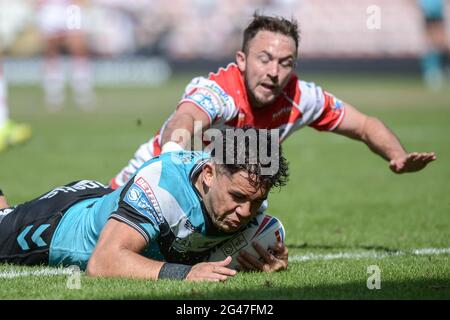 Leigh, England - 19. Juni 2021 - Andre Savelio (11) von Hull FC versucht es während der Rugby League Betfred Super League Leigh Centurions gegen Hull FC im Leigh Sports Village Stadium, Leigh, UK Dean Williams/Alamy Live News Stockfoto