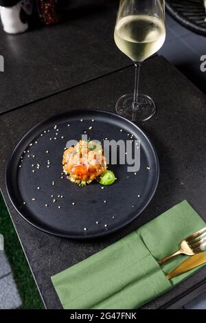 Lachstartare mit Avocado, Frühlingszwiebeln, Tomate und Kaviar Stockfoto