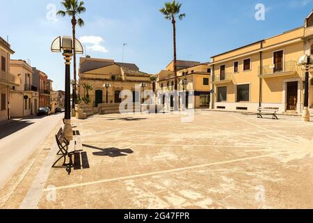 Ein Spaziergang durch die Straßen von Rosolini, Provinz Syrakus, Sizilien, Italien. (Kruzifix-Quadrat). Stockfoto