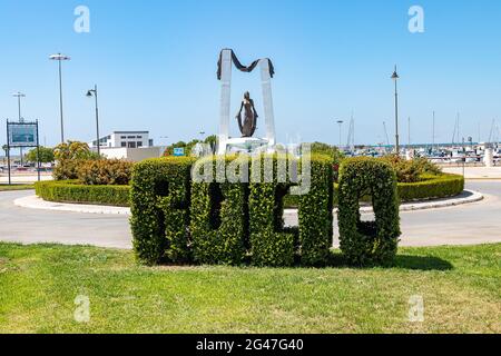 Chipiona, Cádáz, Spanien - 13. Juni 2021: Rocío Jurado Monument berühmte andalusische Kantaora in Chipiona, Cádáz, Andalusien, Spanien Stockfoto